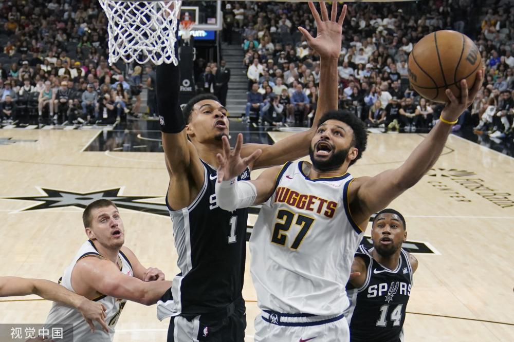 员们依然充 员们依然充